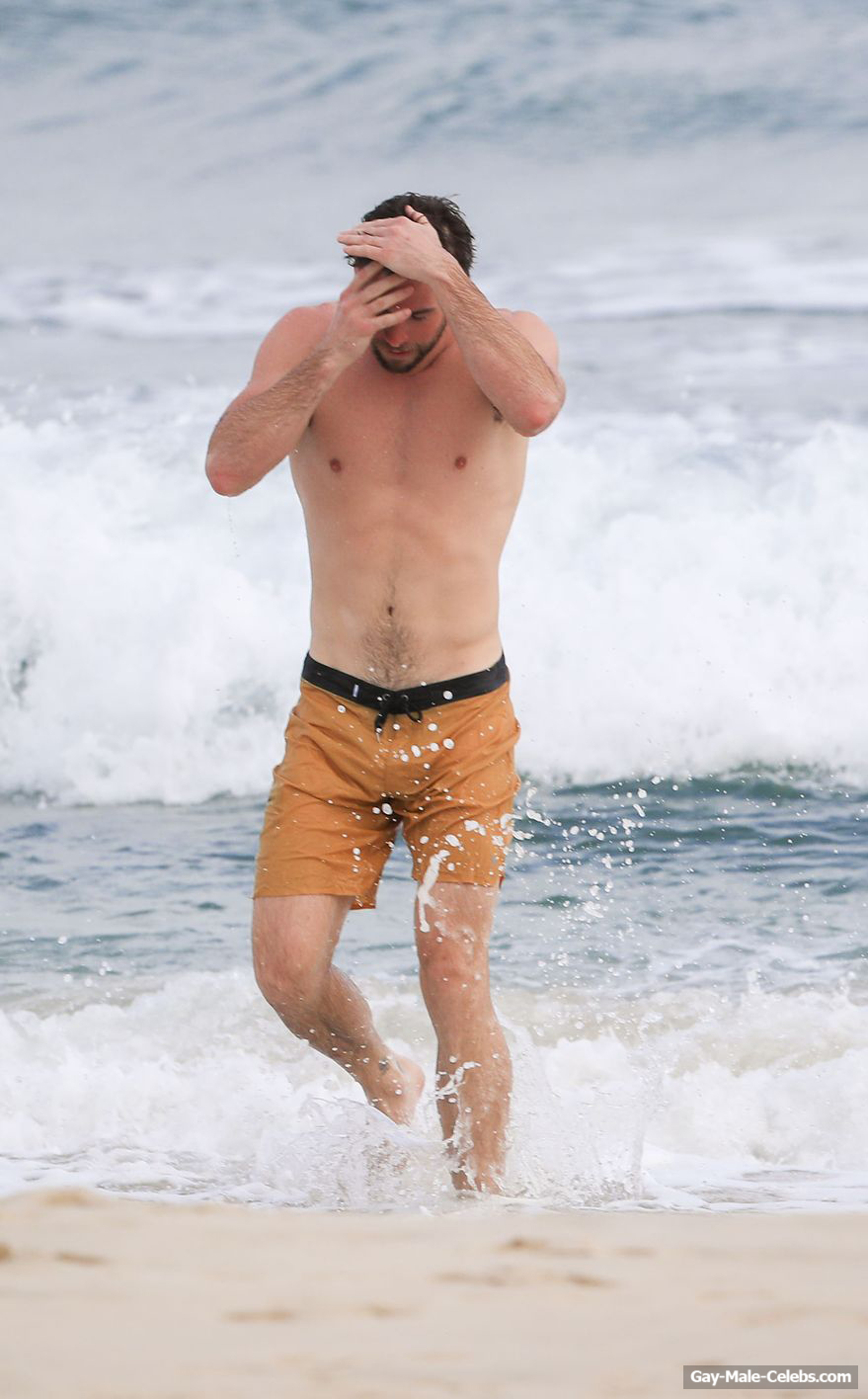 Liam Hemsworth Shirtless And Sexy In Byron Bay