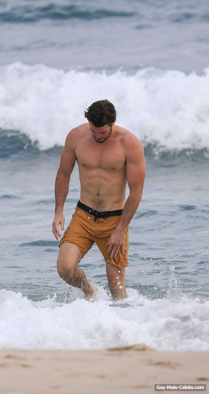 Liam Hemsworth Shirtless And Sexy In Byron Bay