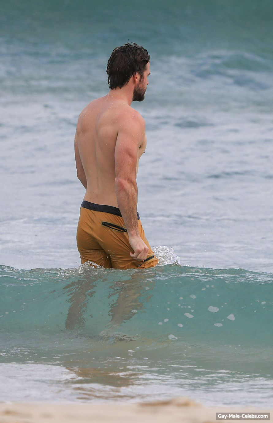 Liam Hemsworth Shirtless And Sexy In Byron Bay