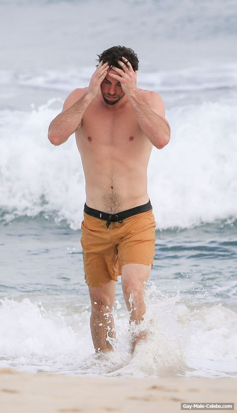 Liam Hemsworth Shirtless And Sexy In Byron Bay