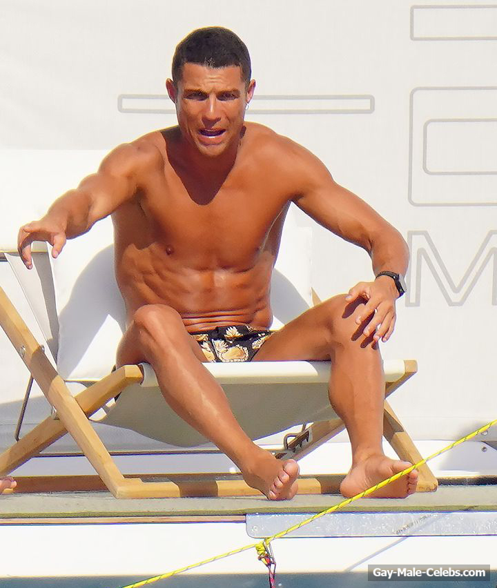Cristiano Ronaldo Shirtless &amp; Strong ABS Photos