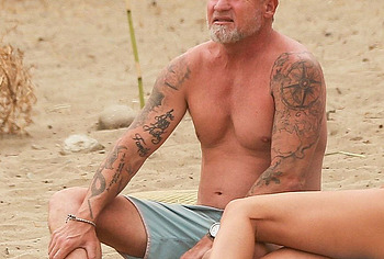 Dominic Purcell naked beach pics