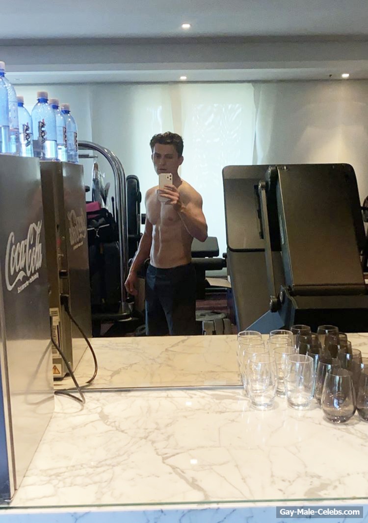 Tom Holland Shirtless And Sexy Selfie Photos