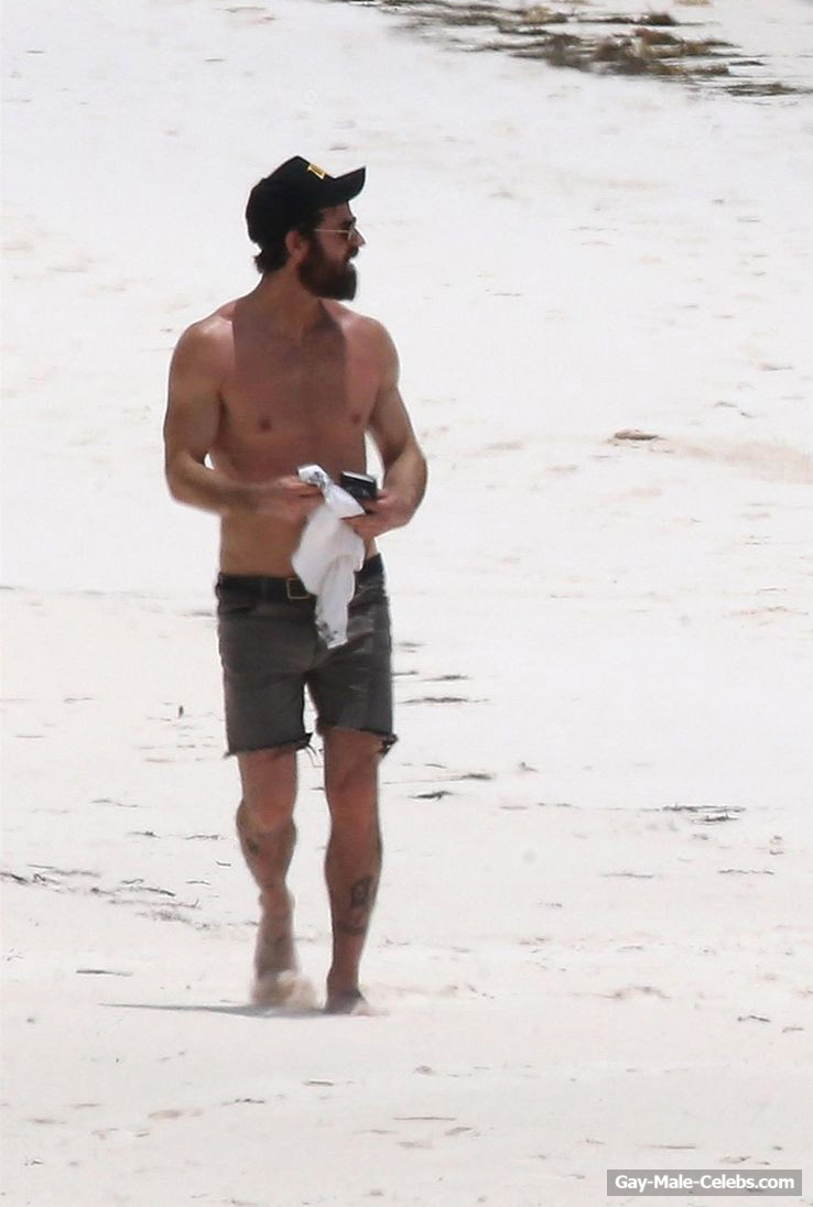 Justin Theroux Caught By Paparazzi Shirtless