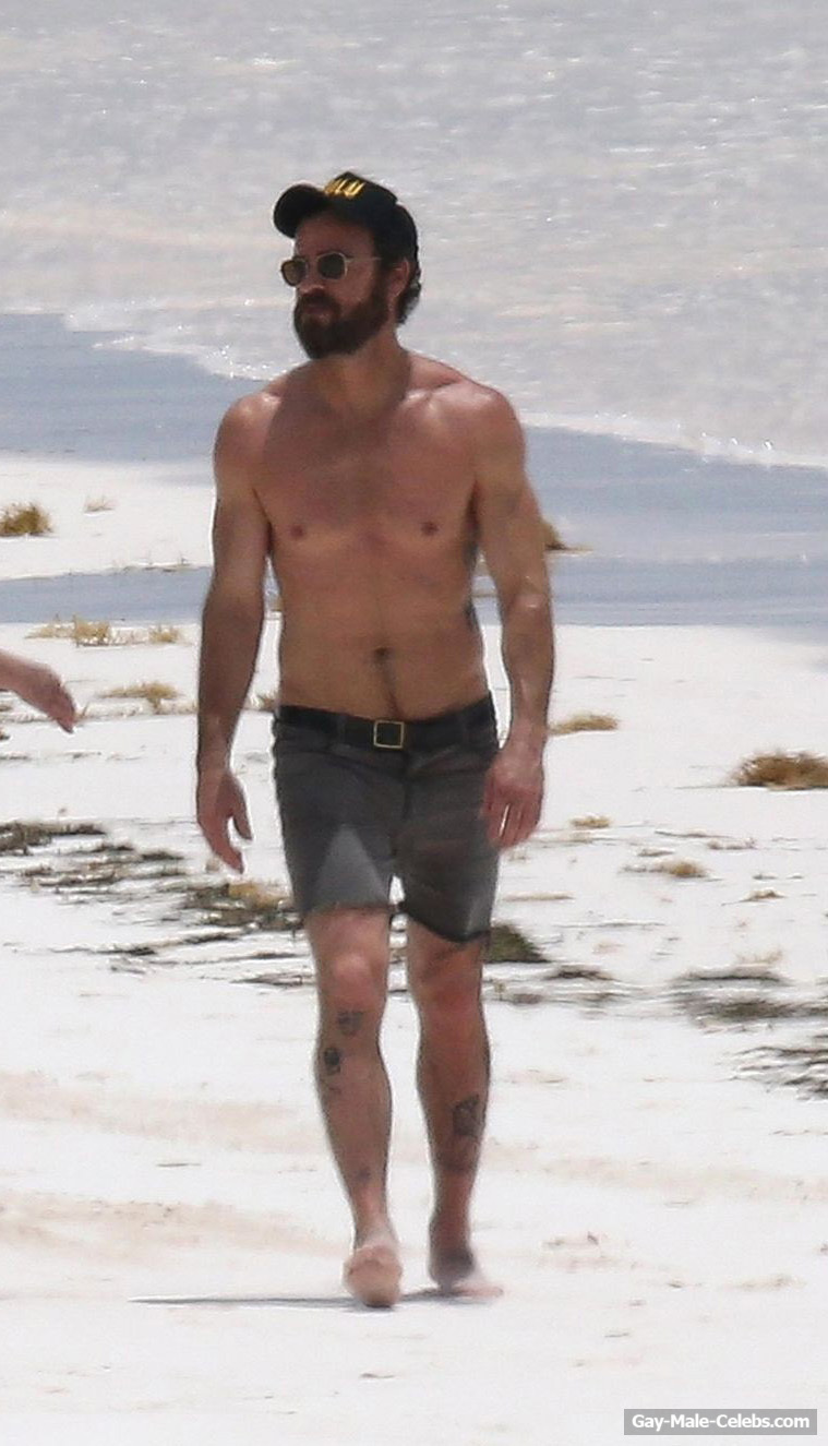 Justin Theroux Caught By Paparazzi Shirtless