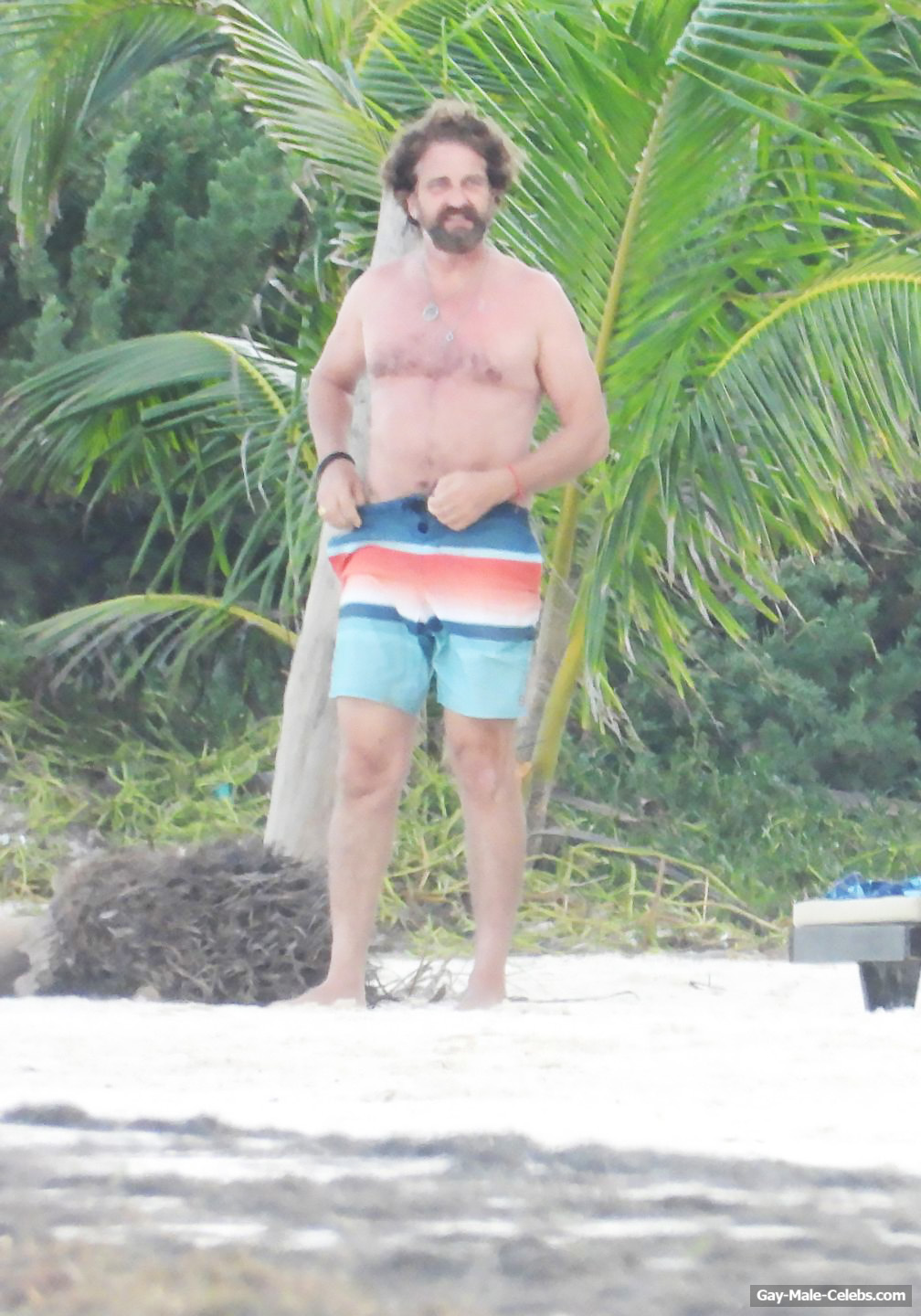 Gerard Butler Shirtless Beach Photos