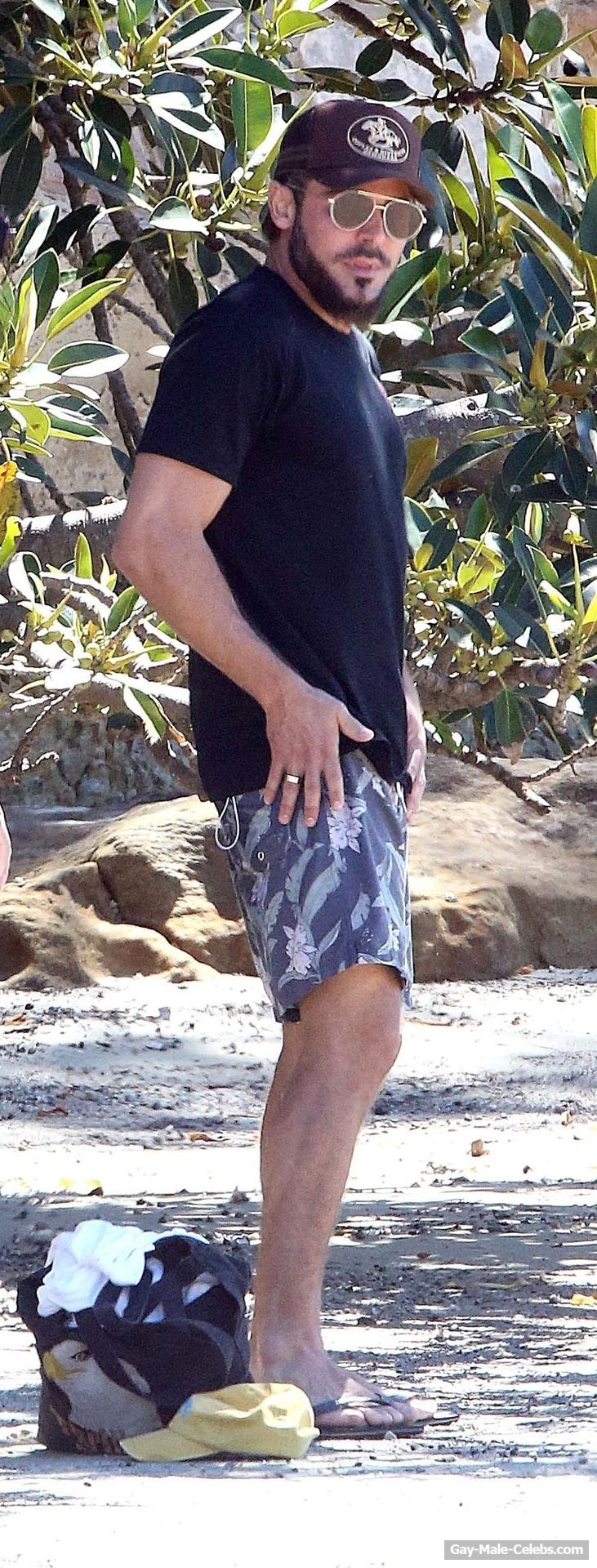 Zac Efron Sexy With Girlfriend On A Beach