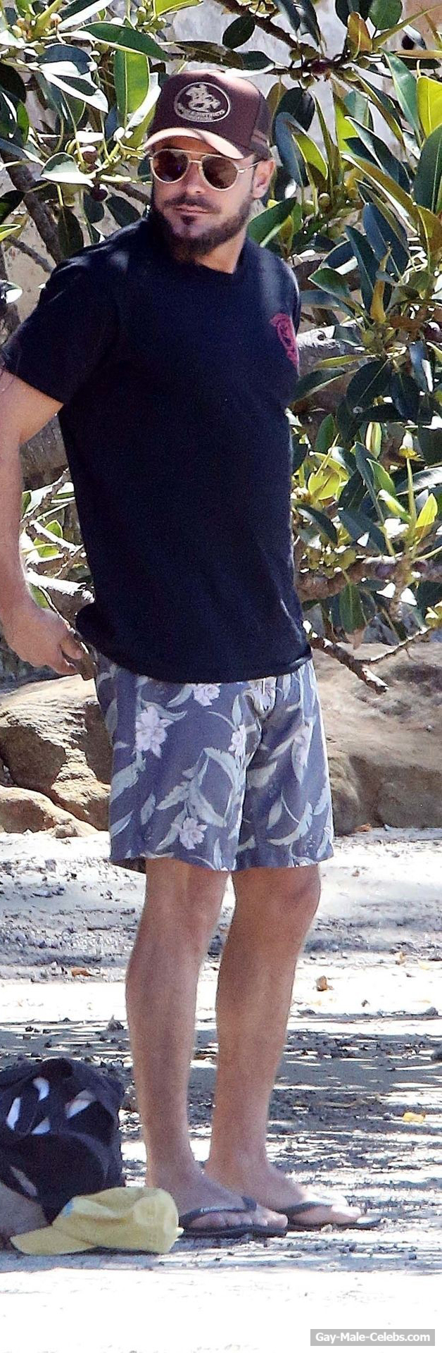 Zac Efron Sexy With Girlfriend On A Beach
