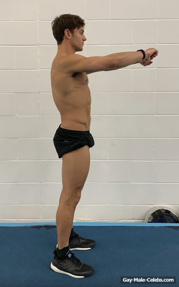 Tom Daley Looking Hot &amp; Bulgy During Workout