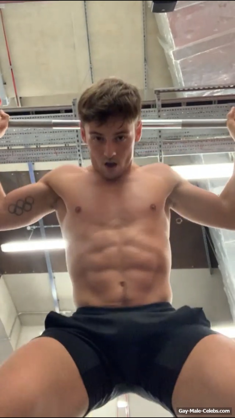 Tom Daley Looking Hot &amp; Bulgy During Workout