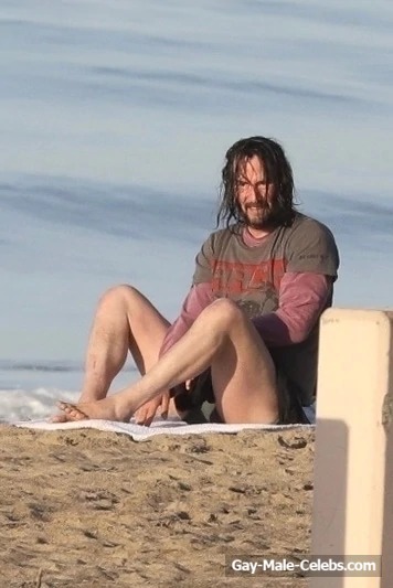 Keanu Reeves Ass Slip And Shirtless In Malibu