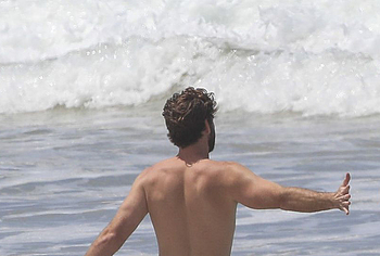 Liam Hemsworth butt pics