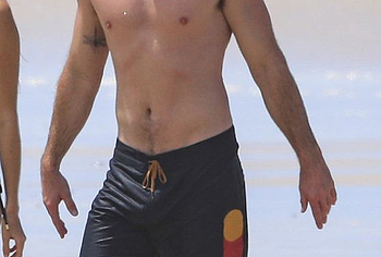 Liam Hemsworth naked photos