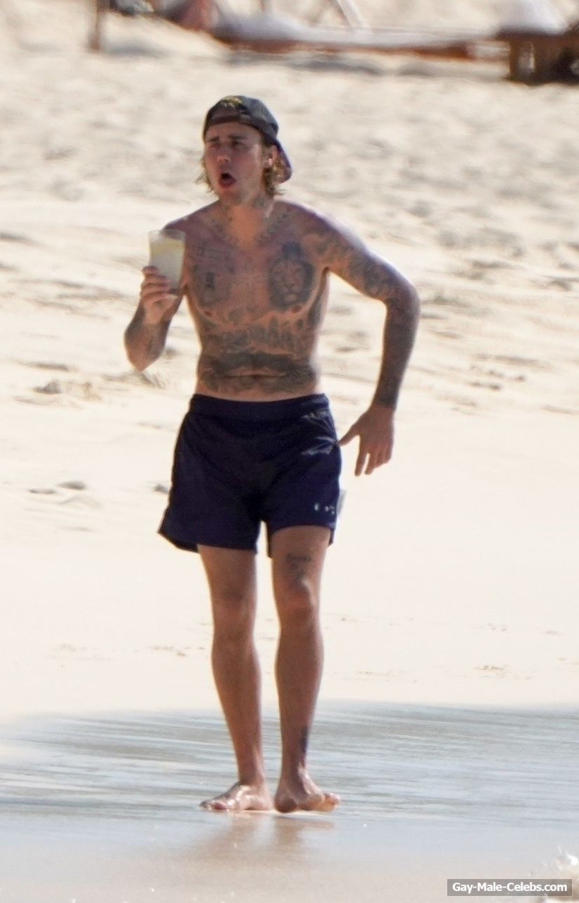 Justin Bieber Shirtless &amp; Sexy Beach Moments