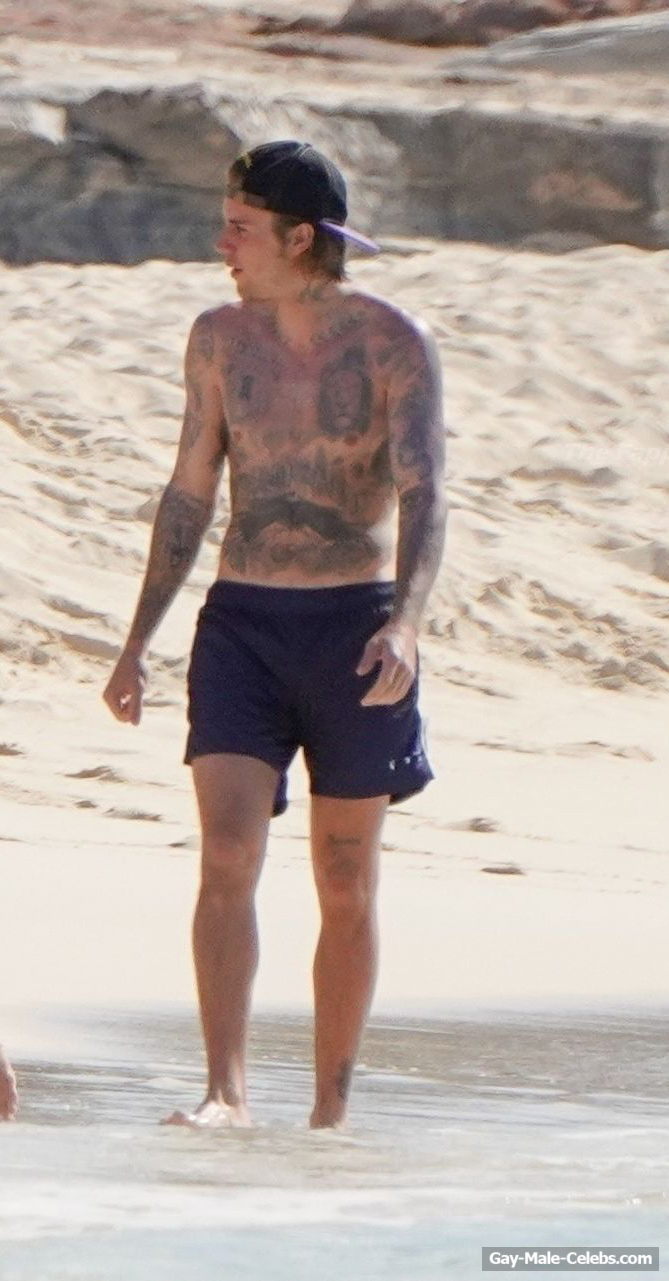 Justin Bieber Shirtless &amp; Sexy Beach Moments