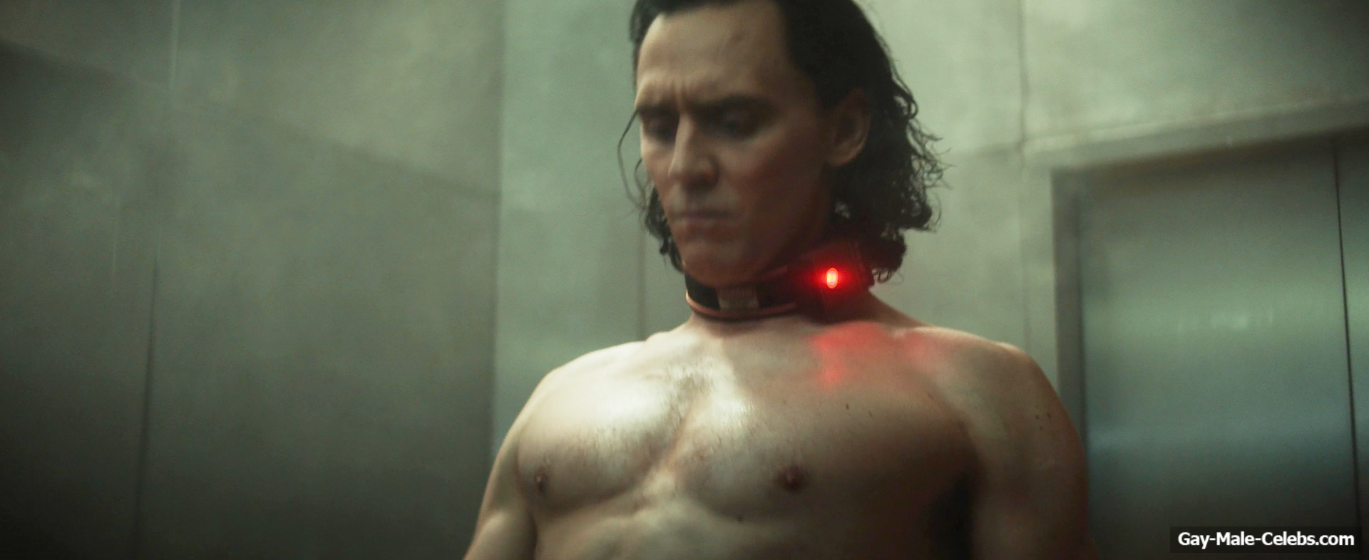 Tom Hiddleston Shirtless &amp; Strong Abs in Loki