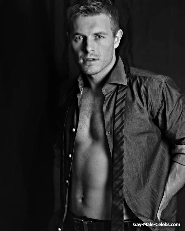 The Vampire Diaries star Rick Cosnett teases fans with his nude body. 