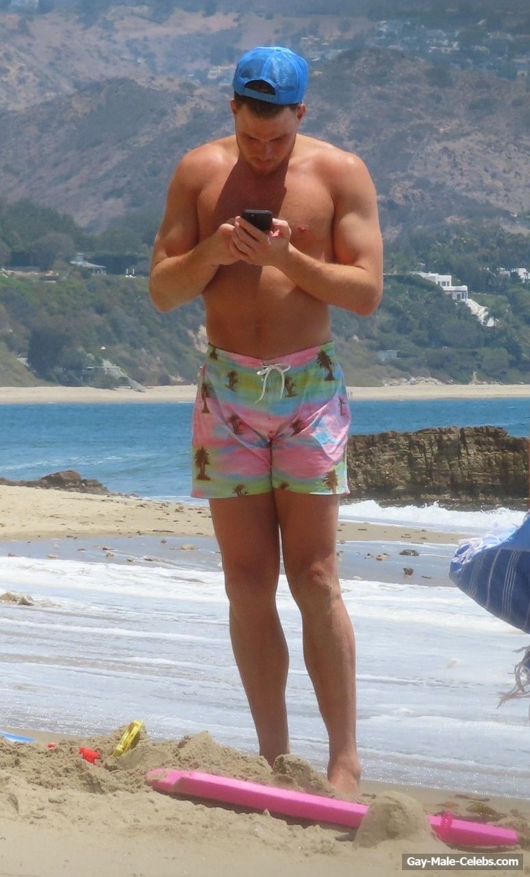 Blake Griffin Paparazzi Shirtless Beach Photos