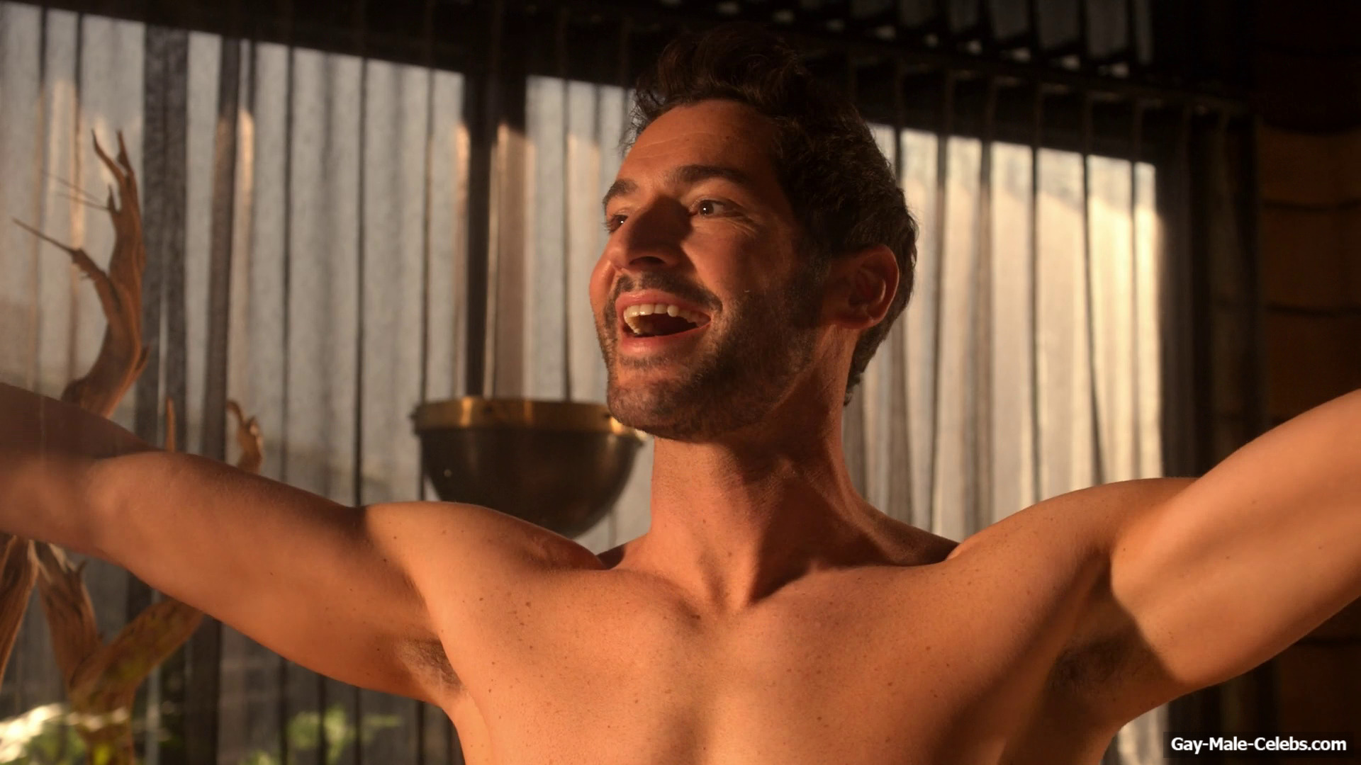 Tom Ellis Shows His Nude Ass After Sex in Lucifer