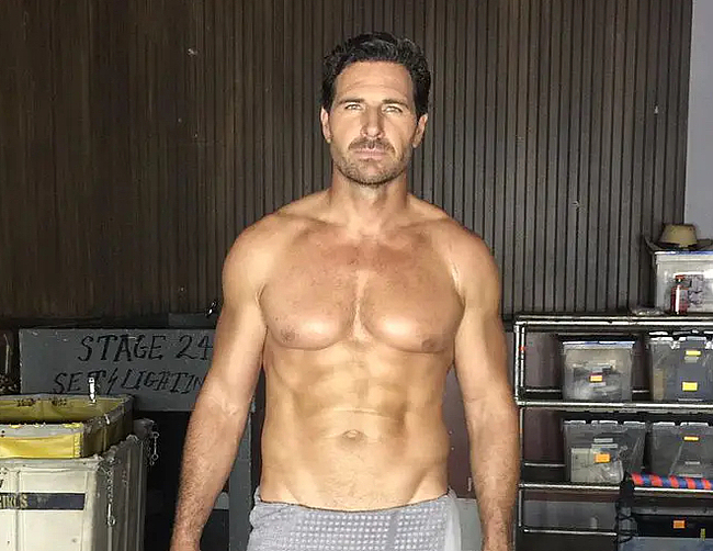 Ed Quinn frontal nude