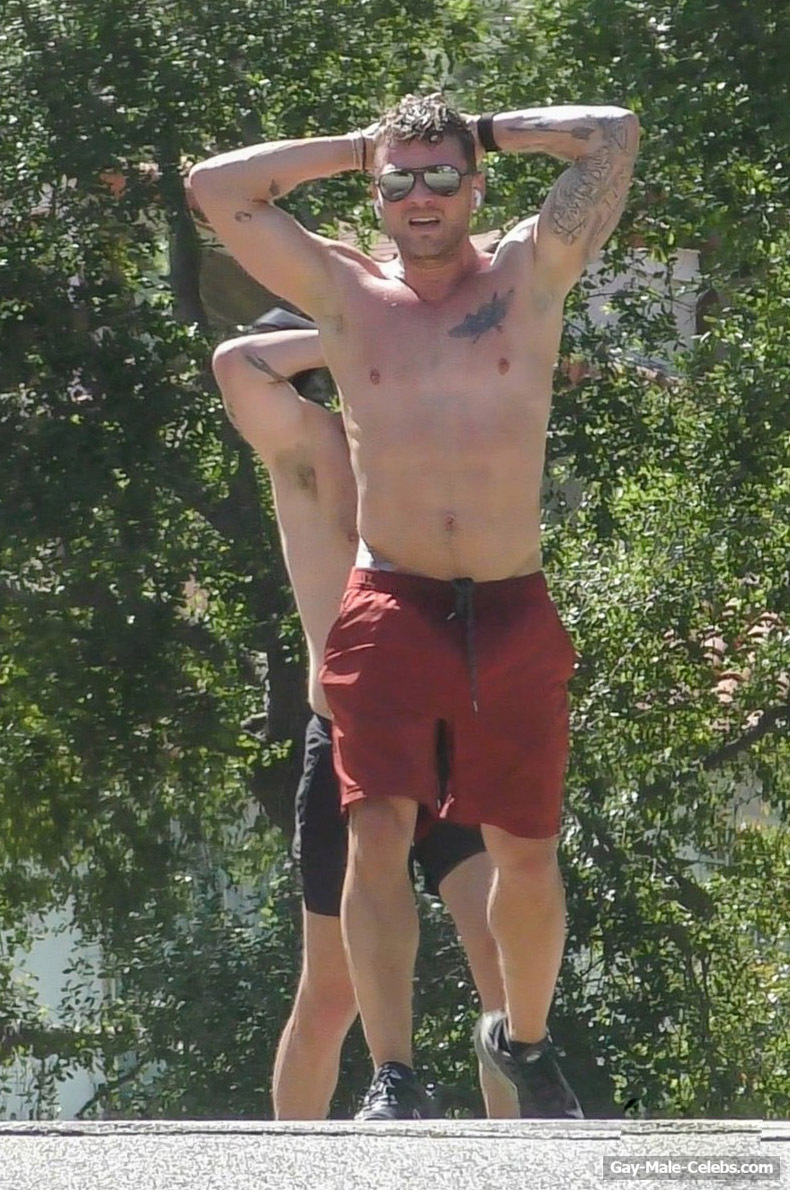 Ryan Phillippe Shows Off His Muscle Bare Body