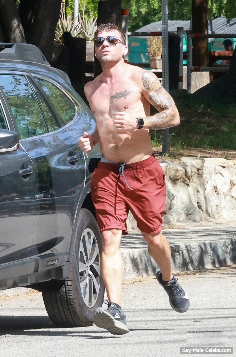 Ryan Phillippe Shows Off His Muscle Bare Body