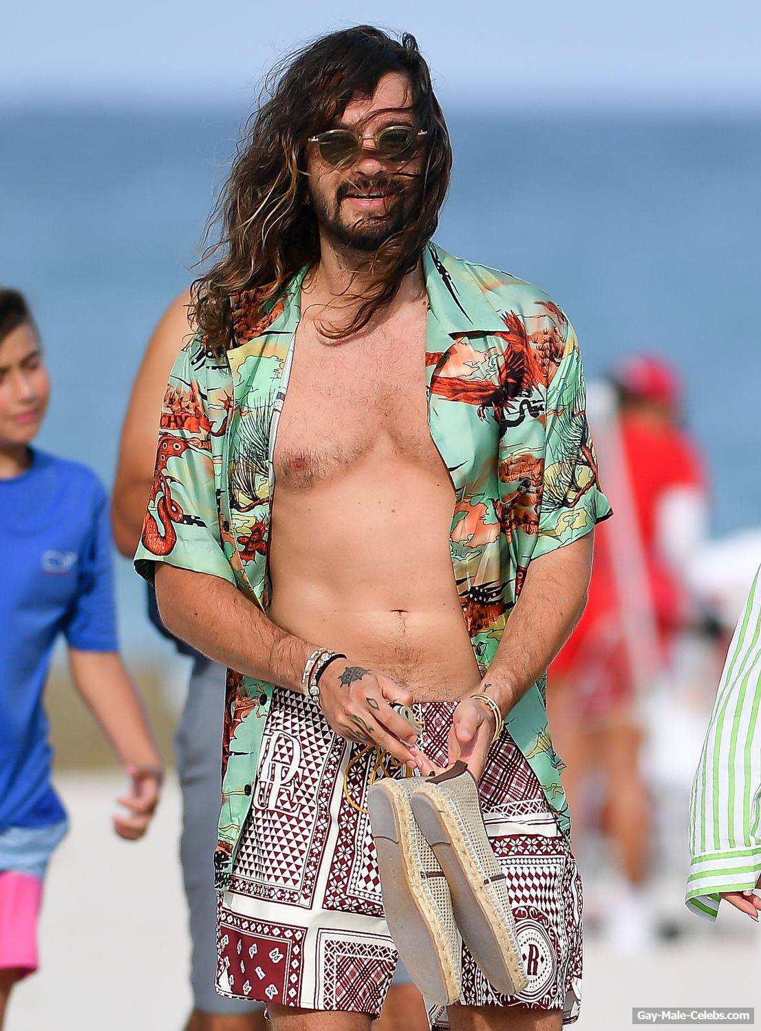 Tom Kaulitz Shirtless And Sexy Beach Photos