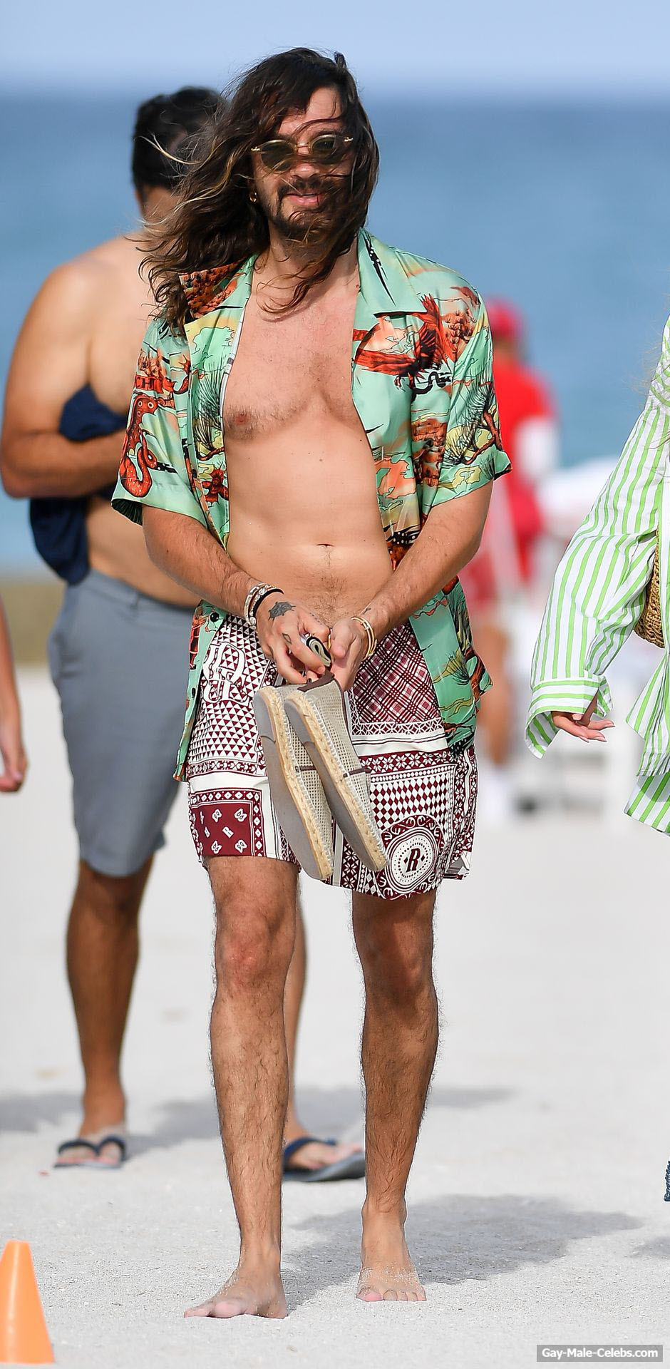Tom Kaulitz Shirtless And Sexy Beach Photos