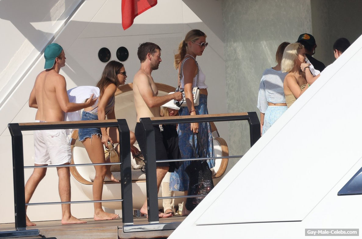 Tobey Maguire Caught Shirtless On A Yacht