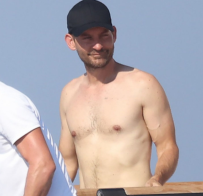 Tobey Maguire shirtless photos