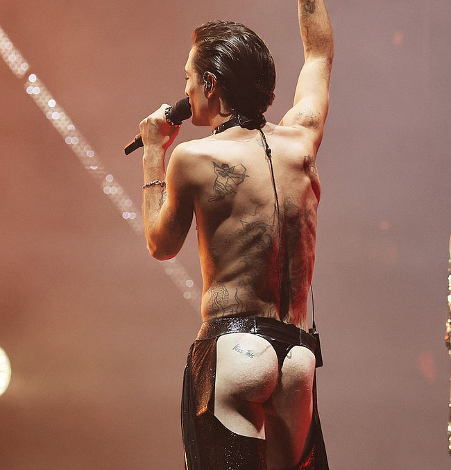 Damiano David Nude Ass During Maneskin's Performance at the MTV - Gay-...