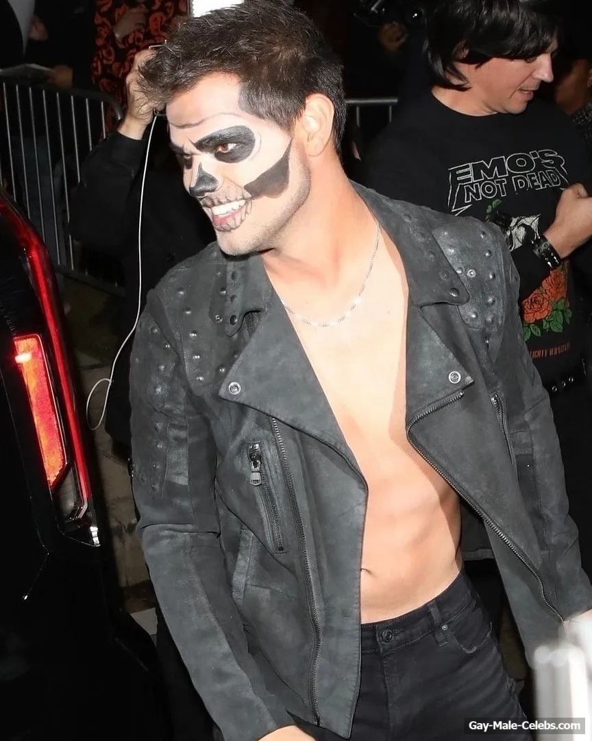 Taylor Lautner Shirtless And Sexy For Halloween Party