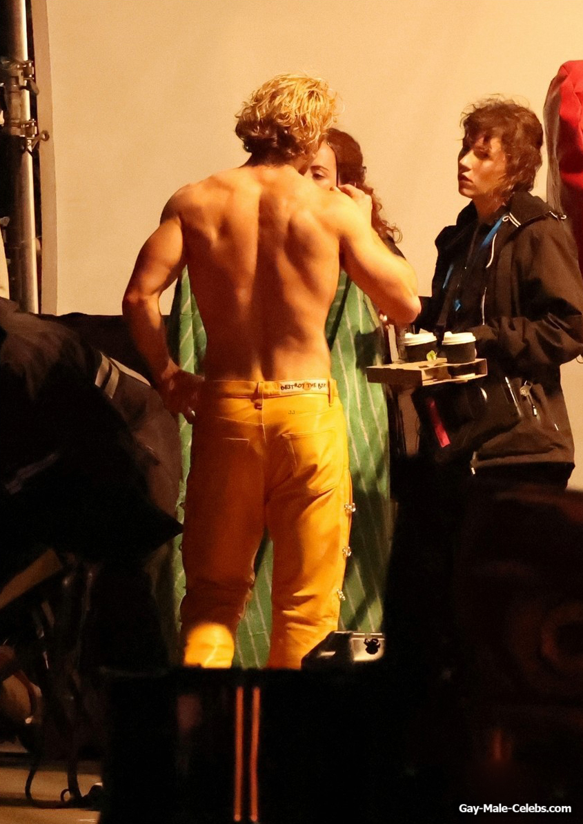 Aaron Taylor-Johnson Shirtless And Sexy Behind Scene