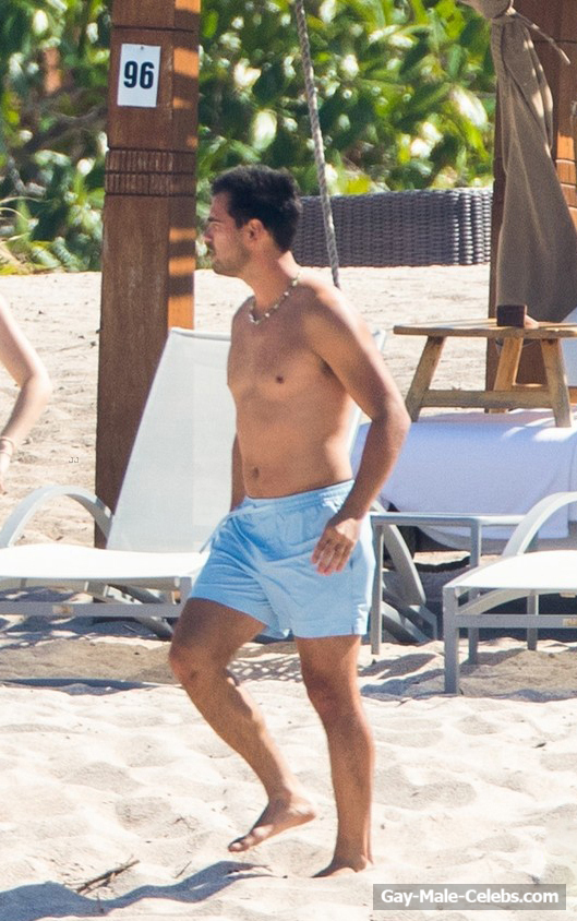 Taylor Lautner Relaxing Shirtless In Mexico
