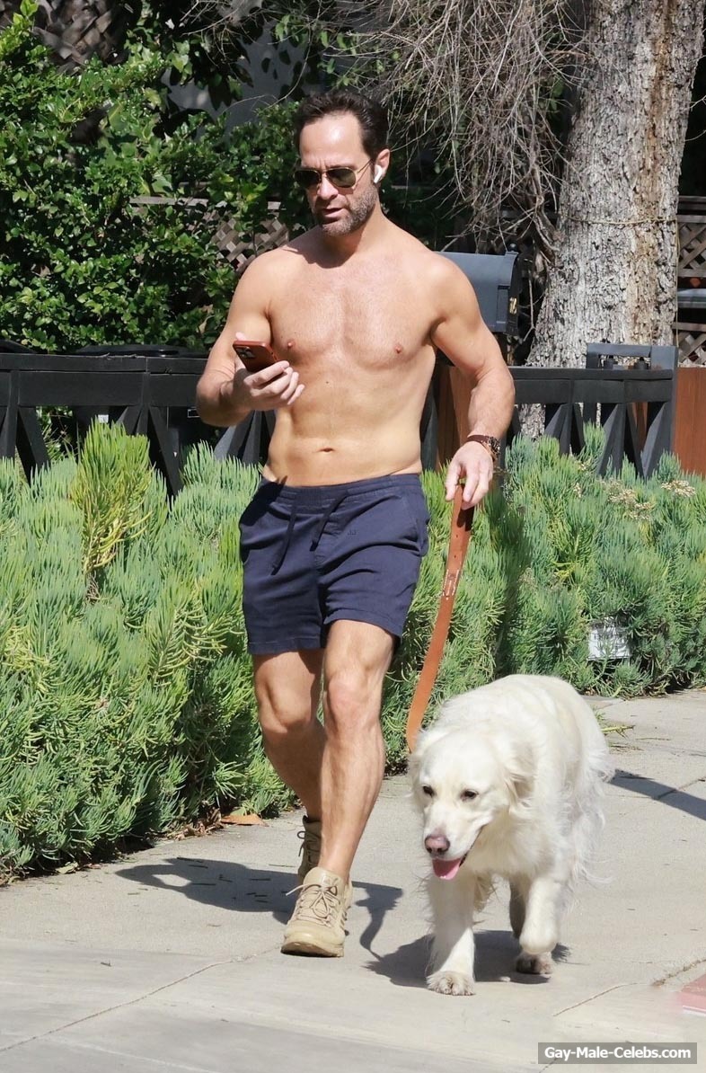 Chris Diamantopoulos Looks Sexy During Walking Shirtless