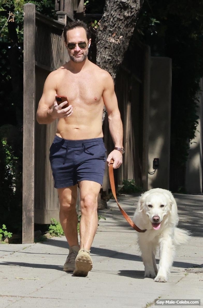 Chris Diamantopoulos Looks Sexy During Walking Shirtless