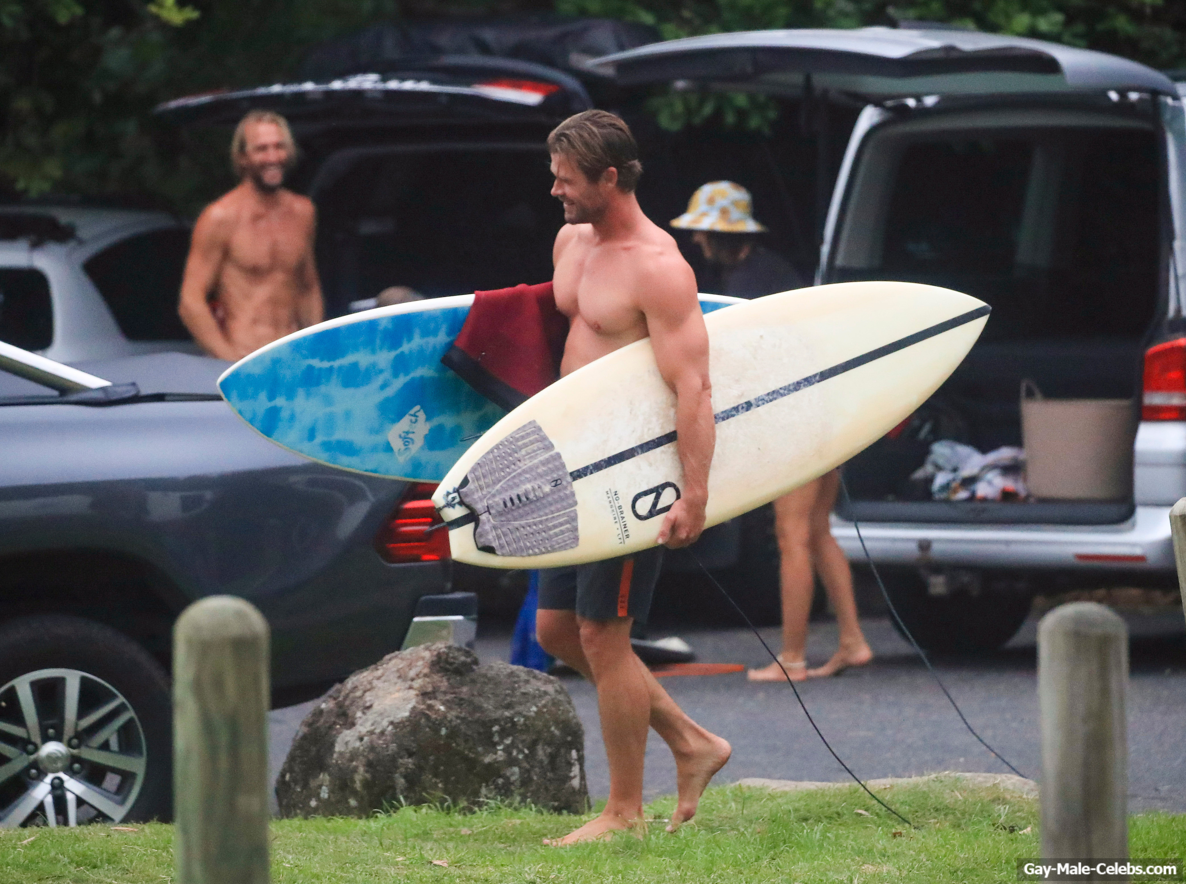 Chris Hemsworth Shirtless And Viewing His Muscle