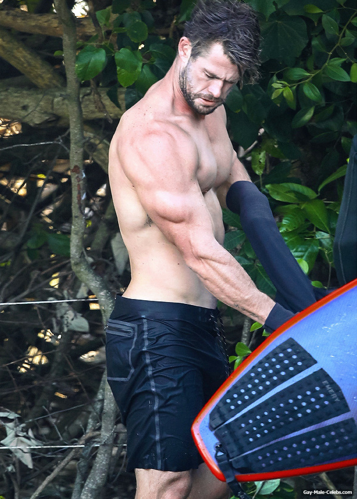 Chris Hemsworth Shirtless And Viewing His Muscle