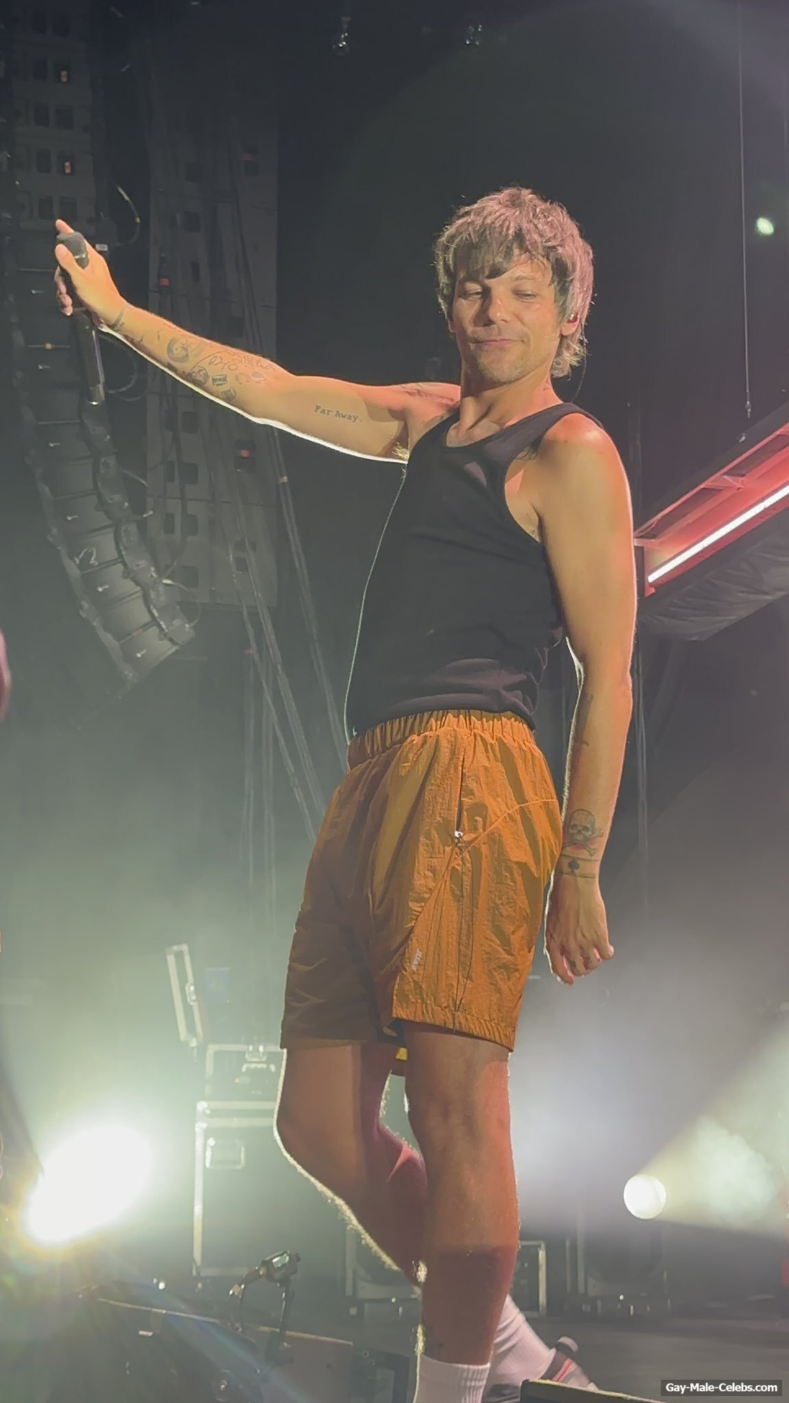 Louis Tomlinson Shirtless and Underwear Pics