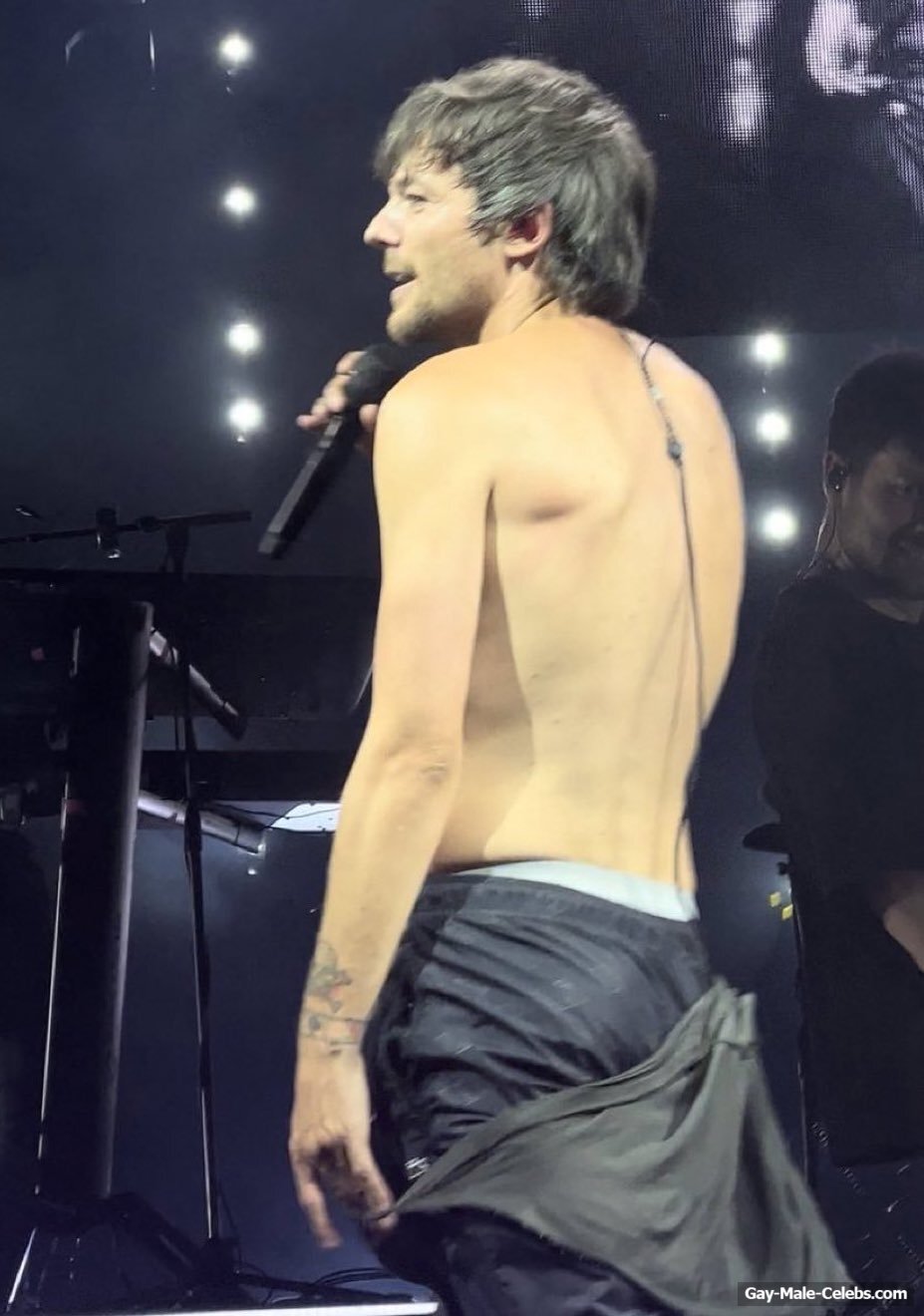 Louis Tomlinson Shirtless and Underwear Pics