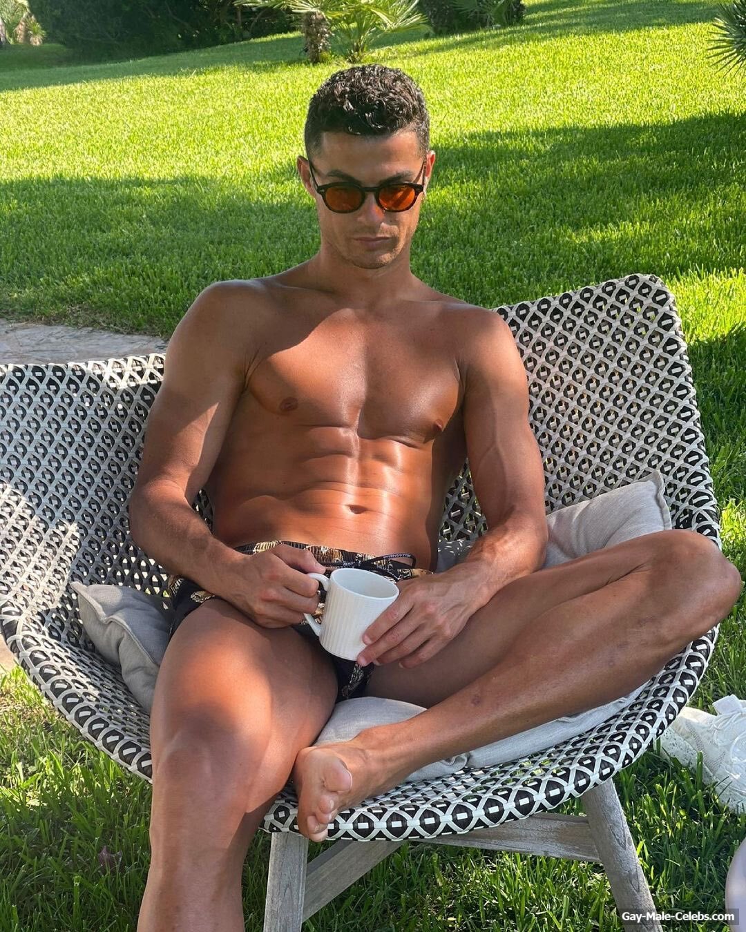 Cristiano Ronaldo Covering Nude &amp; Bulge Underwear Pics