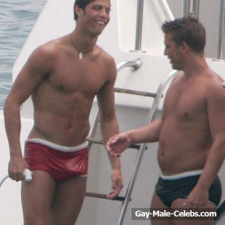 Cristiano Ronaldo Covering Nude &amp; Bulge Underwear Pics