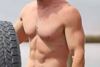 Chris Hemsworth nude torso