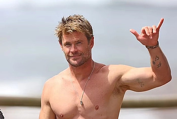 Chris Hemsworth shirtless