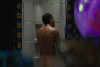 Aaron Moten escena de ducha desnuda