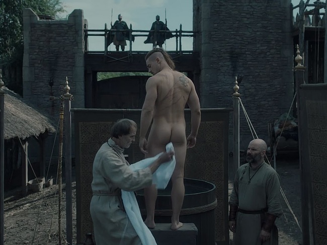 Alexander Dreymon nude