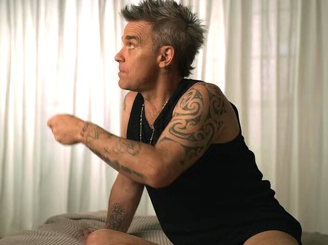 Robbie Williams Shirtless