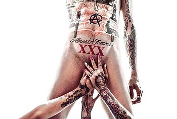 Machine Gun Kelly frontal nude