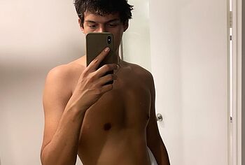 Omar Apollo nudes leaks