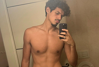 Omar Apollo underwear selfie